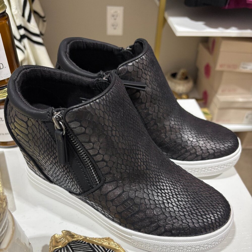 Wedge Sneaker